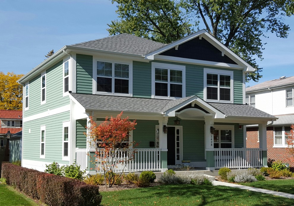 Aménagement d'une façade de maison verte craftsman en bois de taille moyenne et à un étage avec un toit à deux pans.