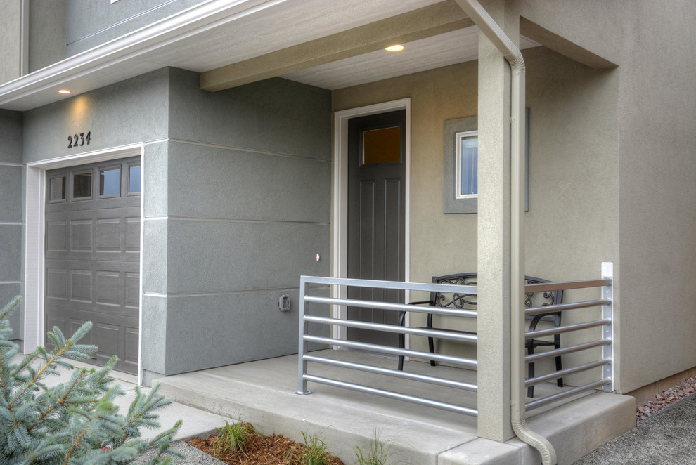Zweistöckiges Modernes Haus mit Putzfassade und grauer Fassadenfarbe in Denver