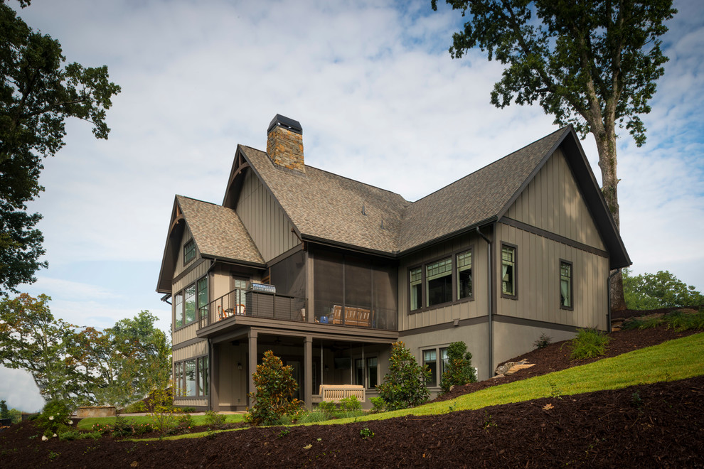 Cette image montre une grande façade de maison beige craftsman à un étage avec un revêtement mixte.
