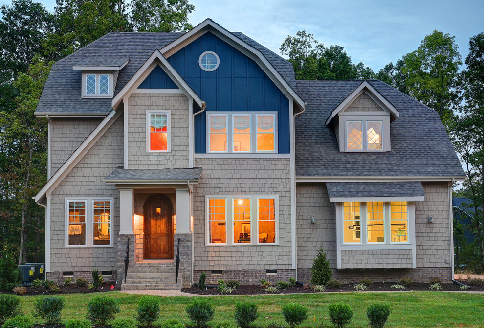 Großes, Zweistöckiges Landhausstil Einfamilienhaus mit Mix-Fassade, beiger Fassadenfarbe, Satteldach und Schindeldach in Richmond