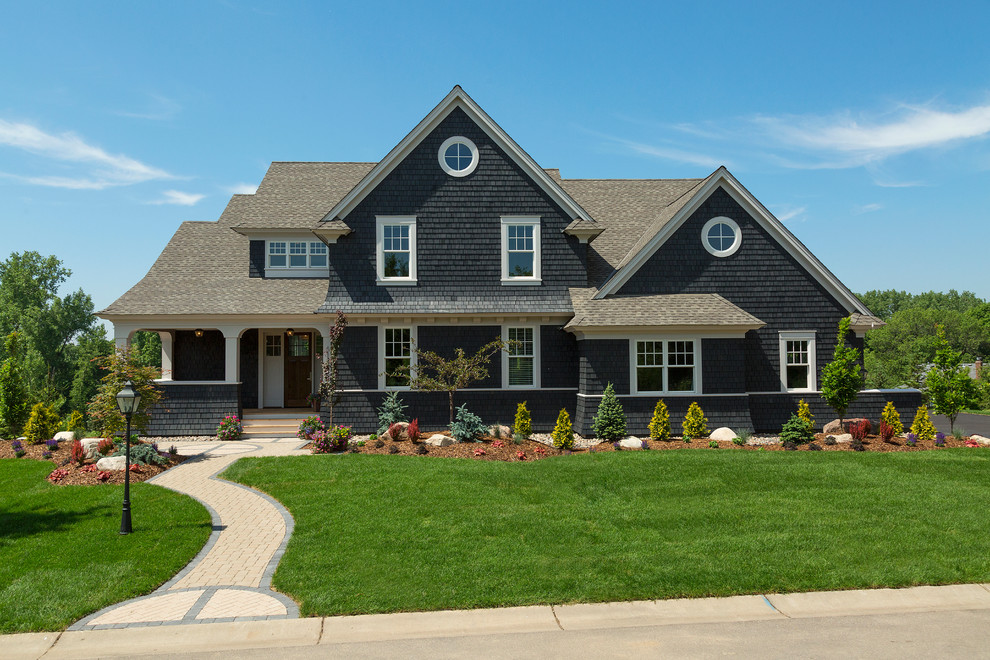 Aménagement d'une grande façade de maison bleue classique en bois à deux étages et plus avec un toit à deux pans.