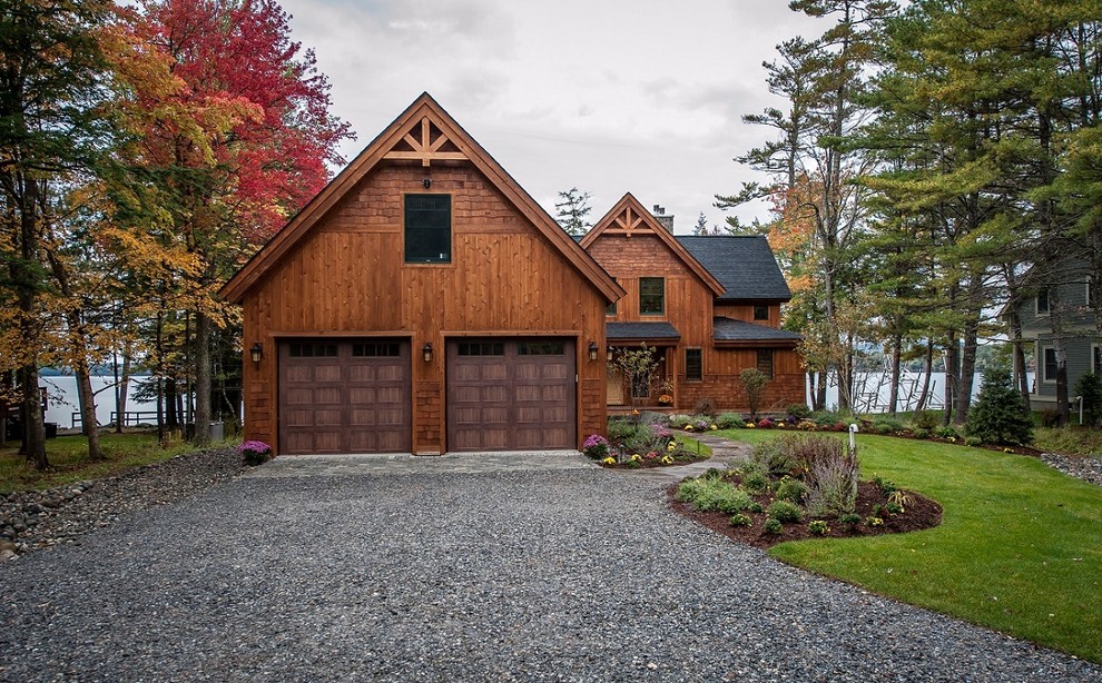 Свежая идея для дизайна: двухэтажный, деревянный, коричневый дом среднего размера в стиле рустика с двускатной крышей - отличное фото интерьера