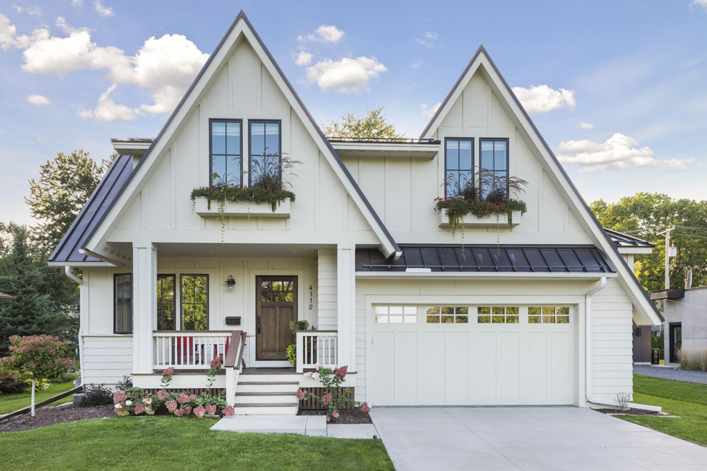 Mittelgroßes, Zweistöckiges Landhausstil Einfamilienhaus mit Faserzement-Fassade, weißer Fassadenfarbe, Satteldach und Blechdach in Minneapolis