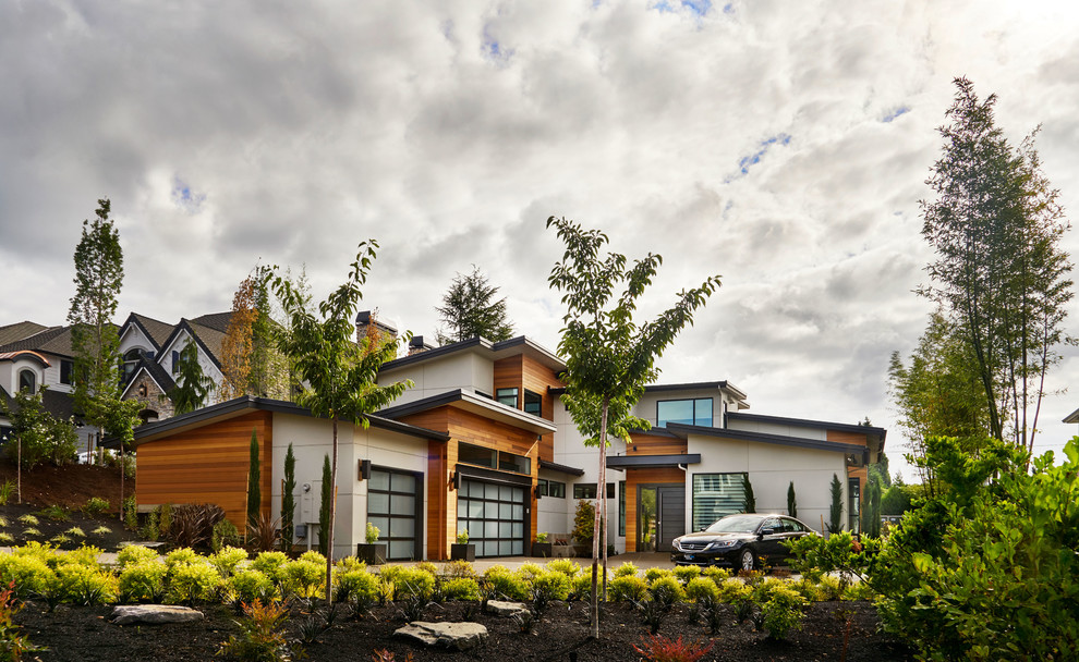 Geräumiges, Zweistöckiges Modernes Haus mit Mix-Fassade, beiger Fassadenfarbe und Flachdach in Portland