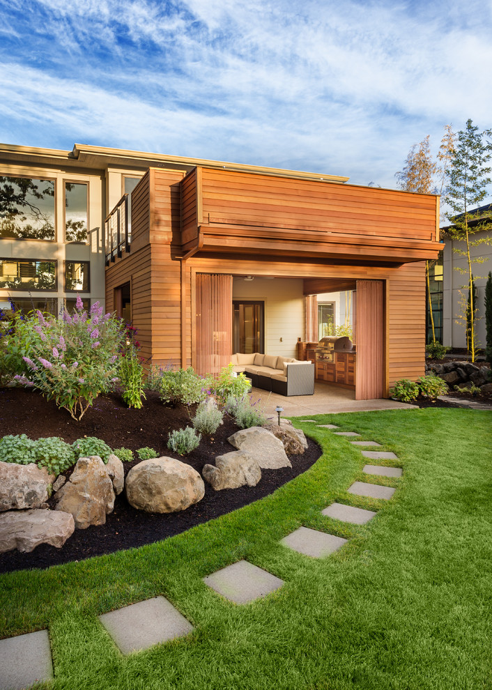 Große, Zweistöckige Moderne Holzfassade Haus mit brauner Fassadenfarbe in Portland