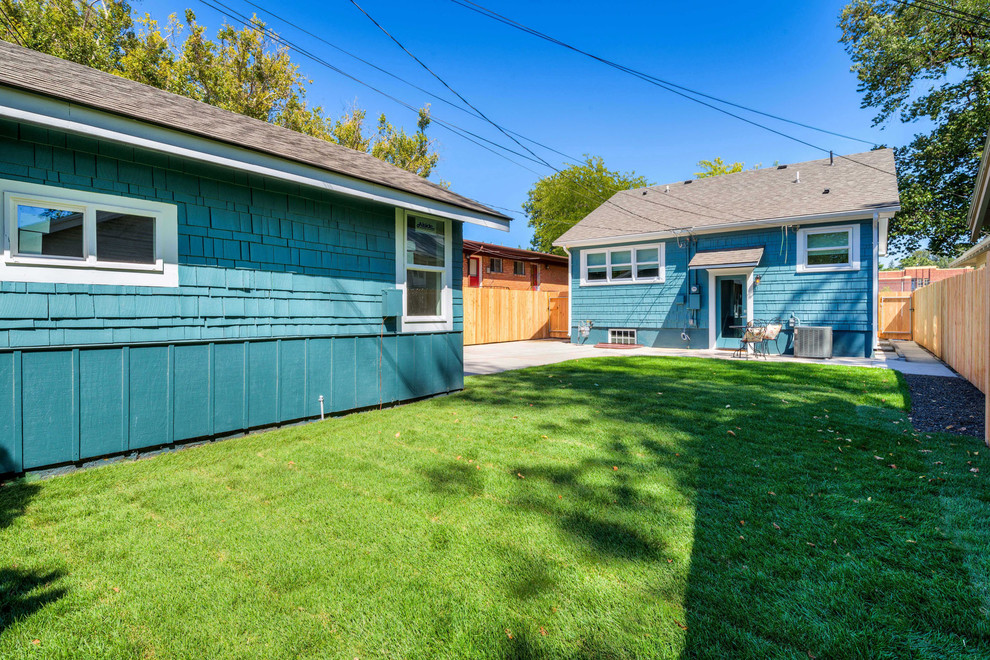 Cette image montre une petite façade de maison bleue craftsman en bois à un étage avec un toit à deux pans.
