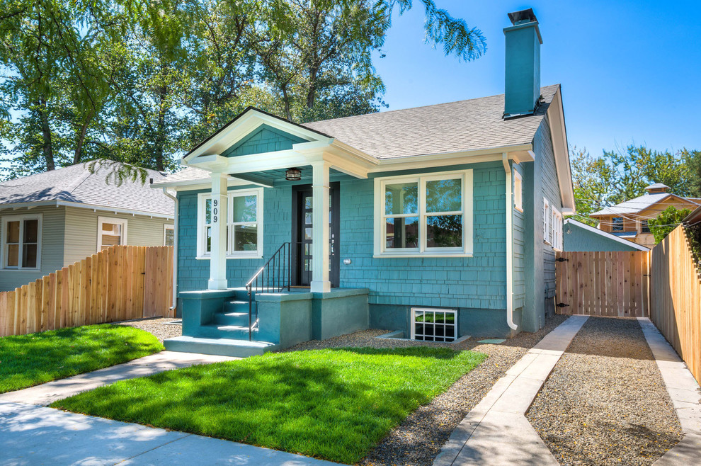 На фото: маленький, двухэтажный, деревянный, синий дом в стиле кантри с двускатной крышей для на участке и в саду