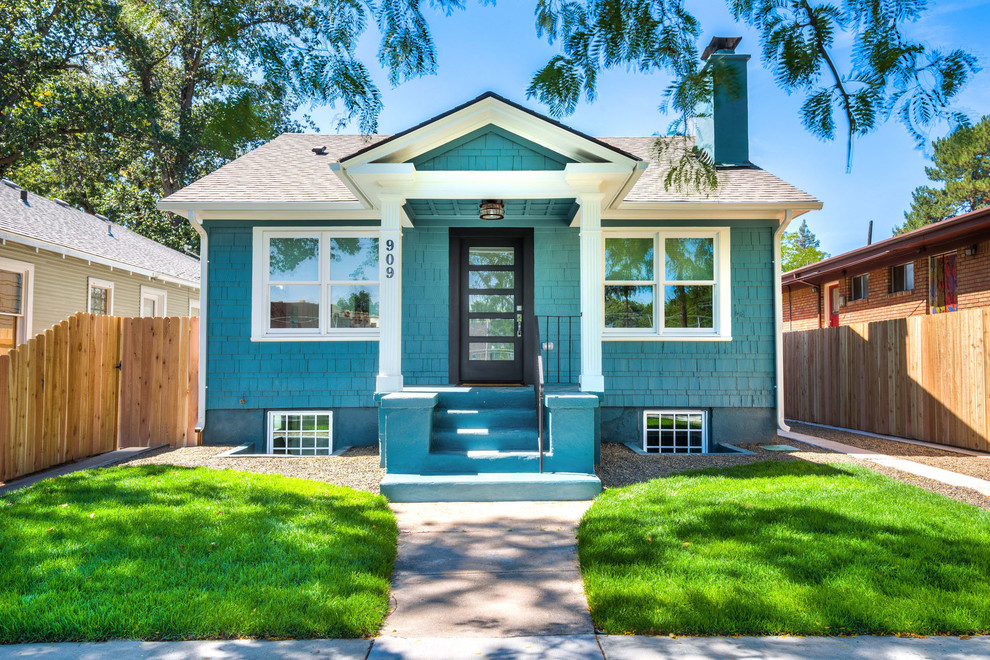 Kleine, Zweistöckige Urige Holzfassade Haus mit blauer Fassadenfarbe und Satteldach in Boise