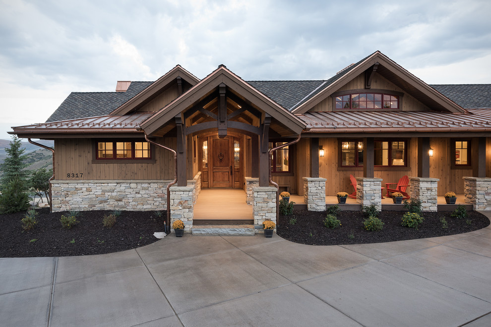 Geräumiges, Zweistöckiges Uriges Haus mit Mix-Fassade und brauner Fassadenfarbe in Salt Lake City