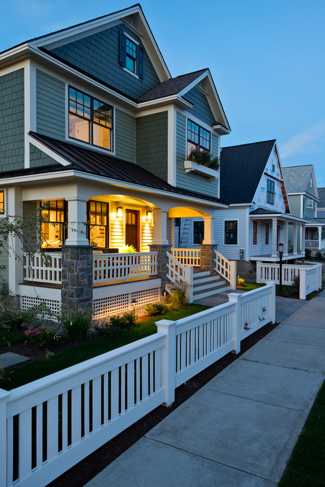 Exemple d'une façade de maison verte à deux étages et plus avec un revêtement mixte.