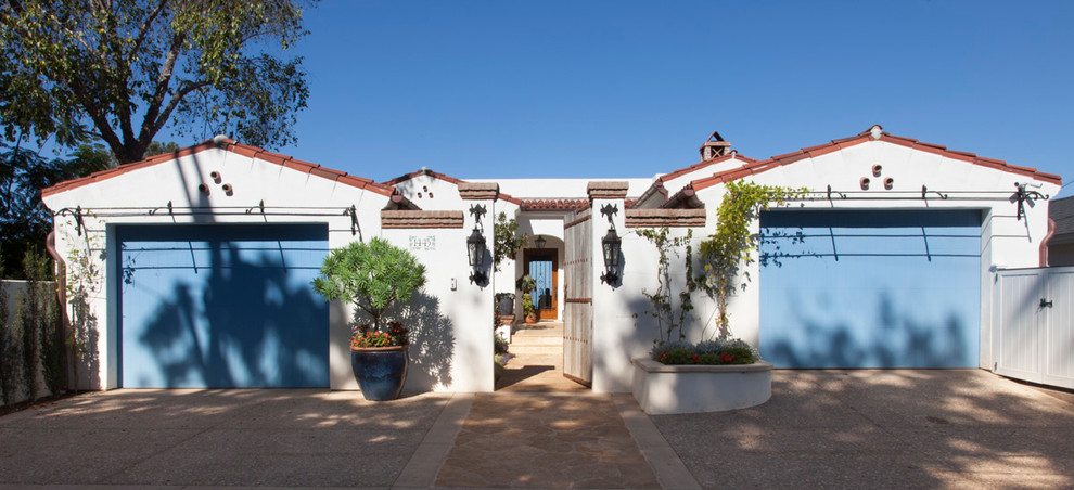 Mittelgroßes, Einstöckiges Mediterranes Haus mit Putzfassade, weißer Fassadenfarbe und Satteldach in San Diego