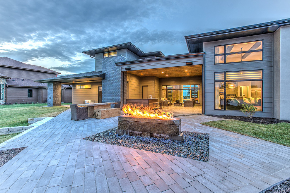 This is an example of a contemporary house exterior in Omaha.