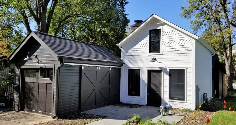 Einstöckiges, Kleines Country Einfamilienhaus mit schwarzer Fassadenfarbe, Satteldach, Schindeldach und Vinylfassade in Chicago