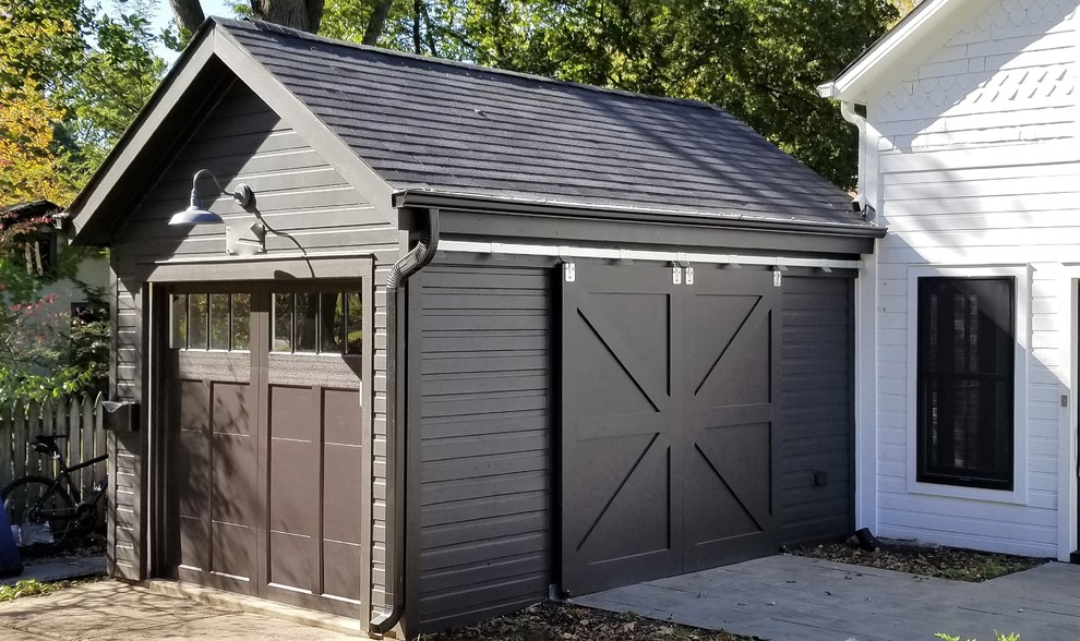 Aménagement d'une petite façade de maison noire campagne de plain-pied avec un revêtement en vinyle, un toit à deux pans et un toit en shingle.