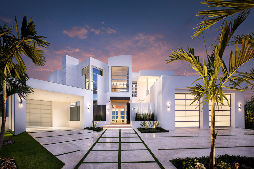 Zweistöckiges Modernes Einfamilienhaus mit weißer Fassadenfarbe