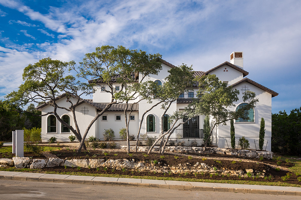Zweistöckiges Mediterranes Einfamilienhaus mit weißer Fassadenfarbe in Austin