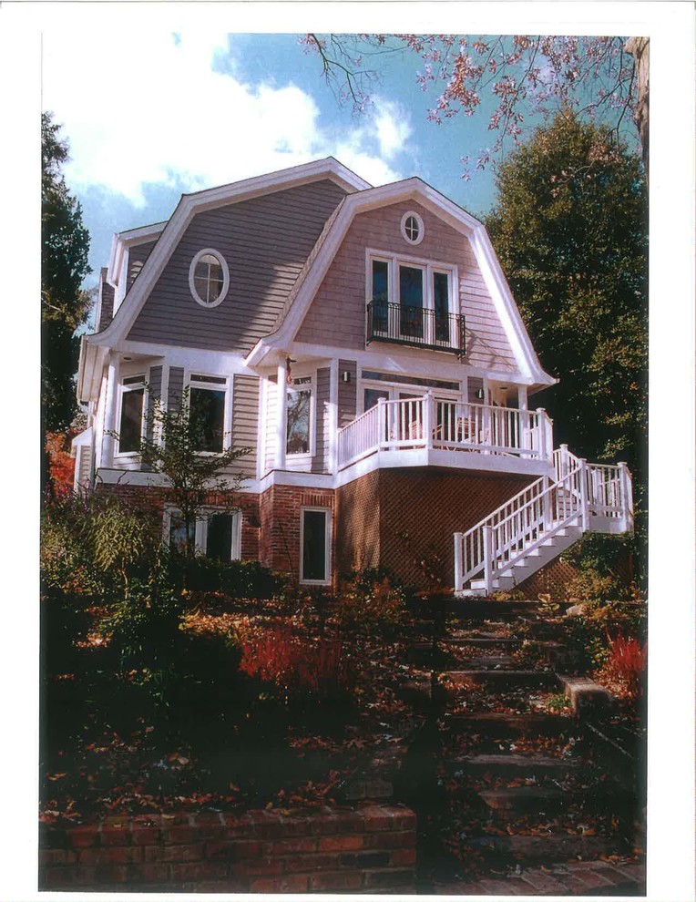 Zweistöckiges Stilmix Einfamilienhaus mit grauer Fassadenfarbe und Schindeldach in Washington, D.C.