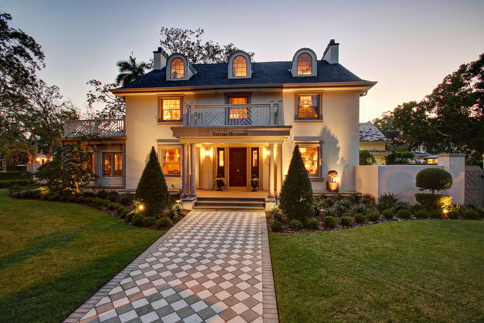 Diseño de fachada de casa beige ecléctica de tres plantas