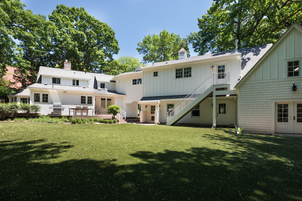 Zweistöckiges Einfamilienhaus mit weißer Fassadenfarbe in Minneapolis