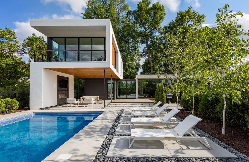 Photo of a white contemporary two floor detached house in Chicago with a flat roof.
