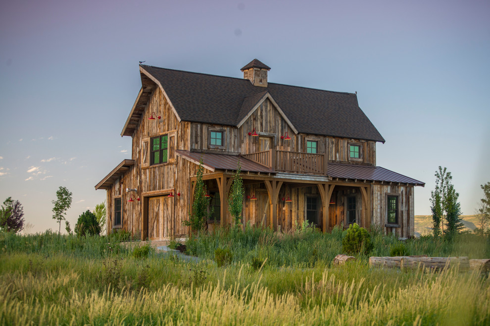 Diseño de fachada de casa gris rural de tamaño medio de dos plantas con revestimiento de madera, tejado a dos aguas y tejado de teja de madera