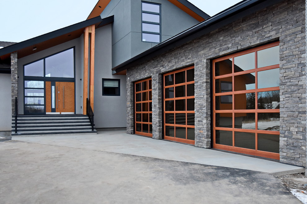 Großes, Zweistöckiges Modernes Haus mit Mix-Fassade, grauer Fassadenfarbe und Flachdach in Edmonton