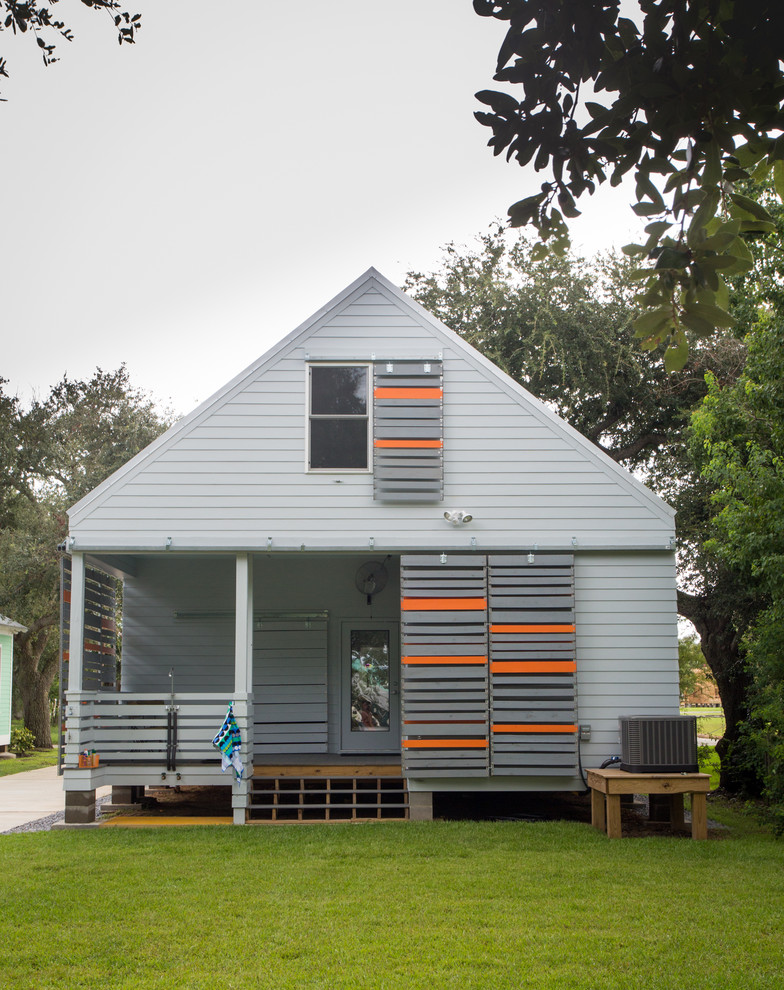 Идея дизайна: двухэтажный, серый частный загородный дом в стиле модернизм с металлической крышей