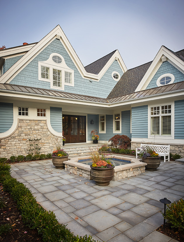 Diseño de fachada de casa azul actual de dos plantas con revestimiento de madera