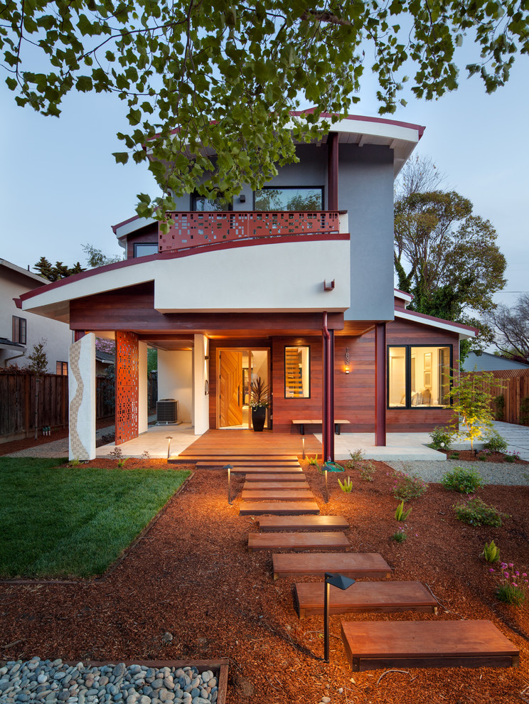 Diseño de fachada de casa multicolor actual de dos plantas con revestimientos combinados