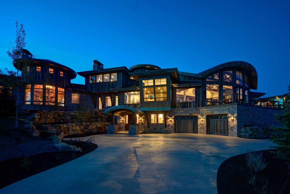 Großes, Dreistöckiges Uriges Einfamilienhaus mit Mix-Fassade, brauner Fassadenfarbe und Flachdach in Salt Lake City