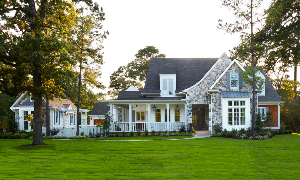 Cette photo montre une grande façade de maison blanche chic à un étage avec un revêtement mixte et un toit à quatre pans.