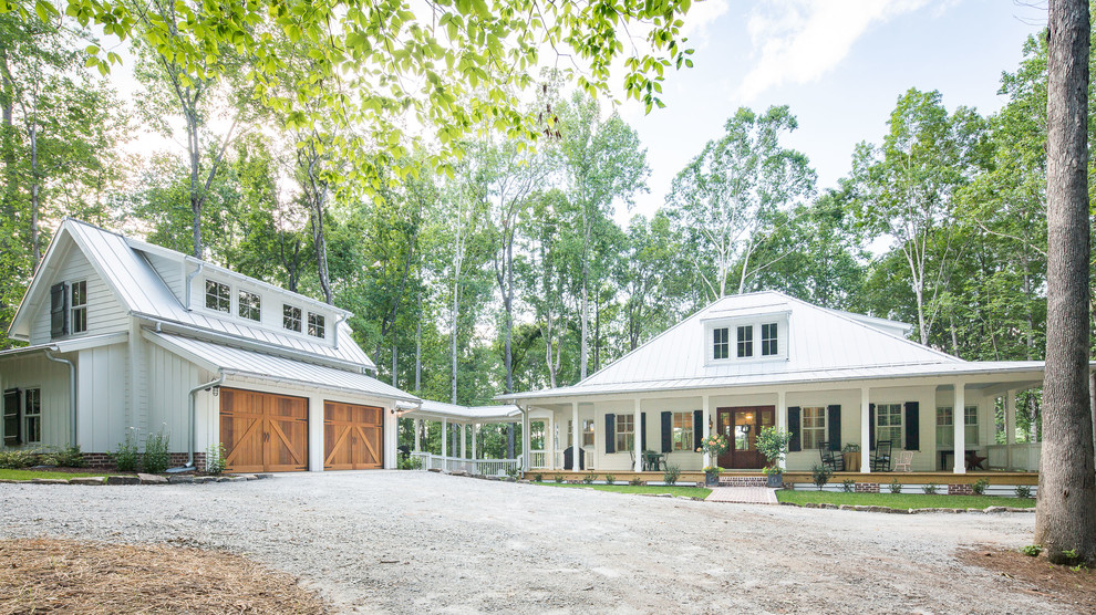 Foto de fachada de casa blanca de estilo de casa de campo grande de dos plantas con revestimiento de aglomerado de cemento y tejado de metal