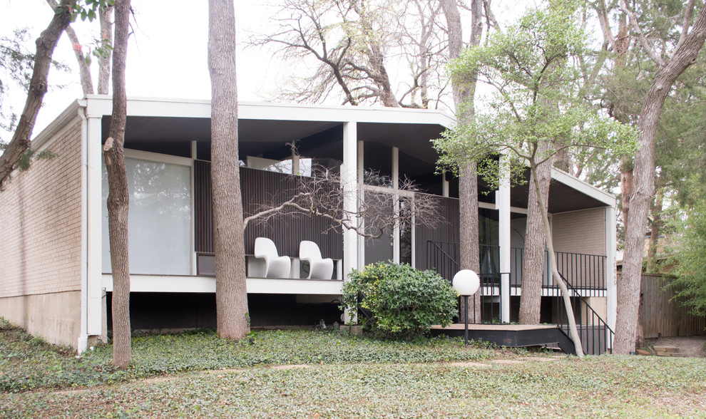 Example of a mid-century modern exterior home design in Dallas