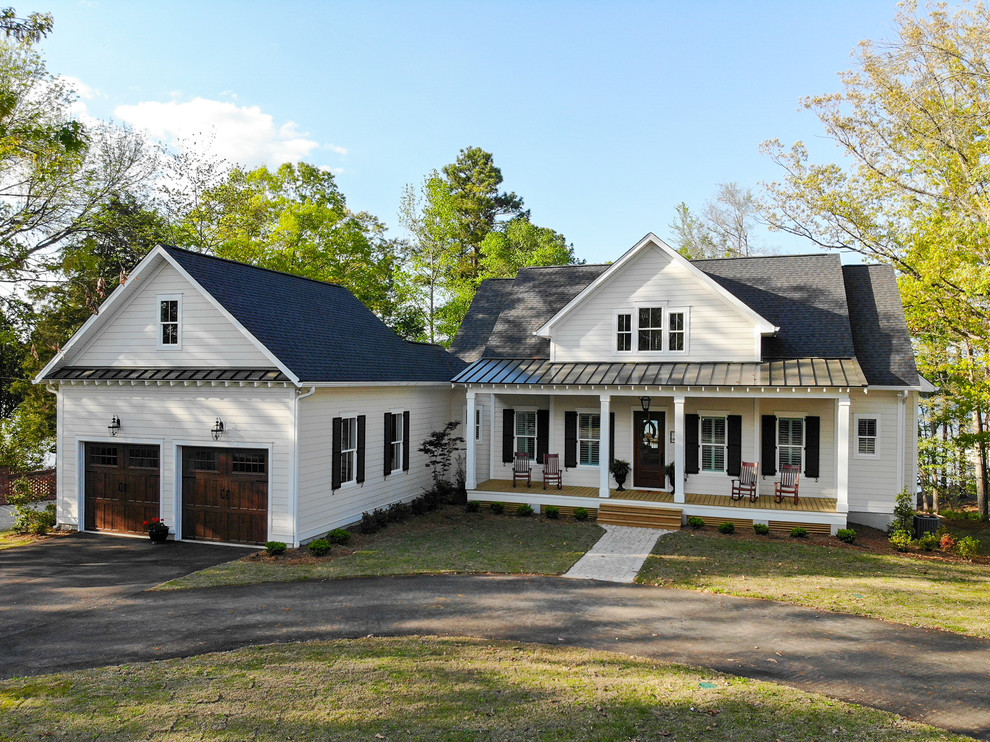 Einstöckiges Landhaus Einfamilienhaus mit weißer Fassadenfarbe, Satteldach und Schindeldach in Sonstige