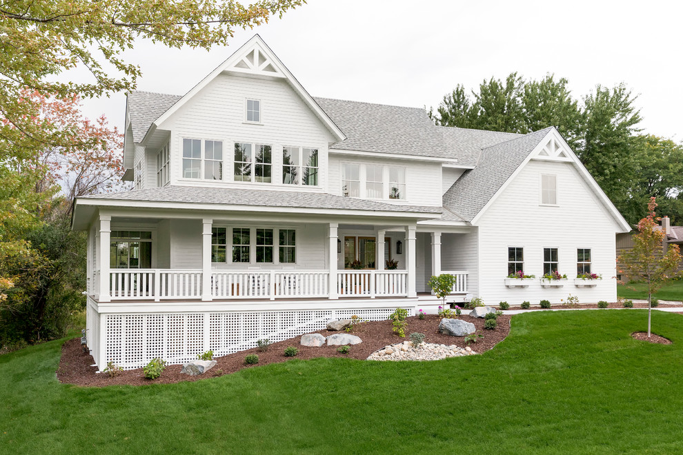 Modelo de fachada de casa blanca clásica de dos plantas con tejado a dos aguas y tejado de teja de madera
