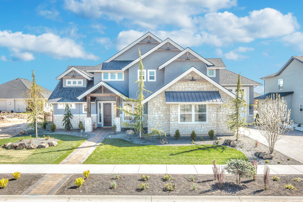 Großes, Zweistöckiges Uriges Einfamilienhaus mit Mix-Fassade, grauer Fassadenfarbe, Walmdach und Schindeldach in Boise