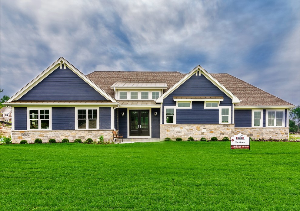 Großes, Einstöckiges Klassisches Einfamilienhaus mit Mix-Fassade, blauer Fassadenfarbe, Satteldach und Schindeldach in Milwaukee