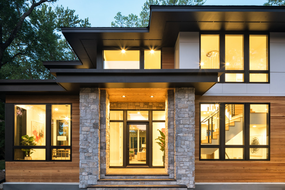 Großes, Dreistöckiges Modernes Einfamilienhaus mit Mix-Fassade, bunter Fassadenfarbe, Flachdach und Schindeldach in Minneapolis