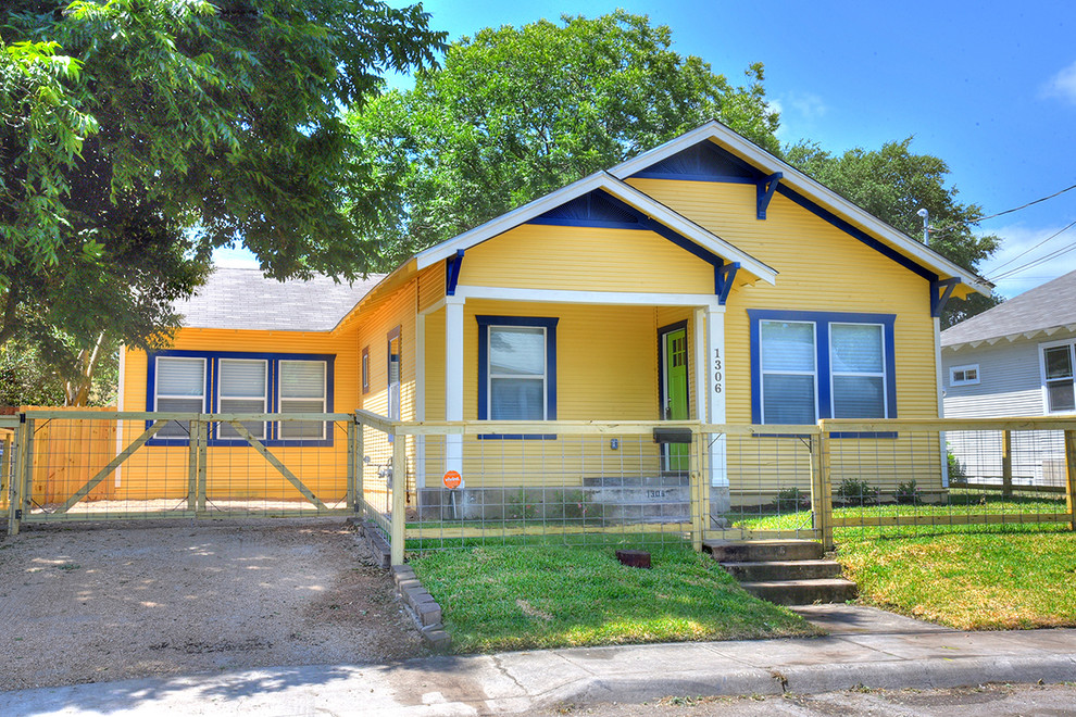 Kleines, Einstöckiges Uriges Haus mit gelber Fassadenfarbe, Satteldach und Schindeldach in Sonstige