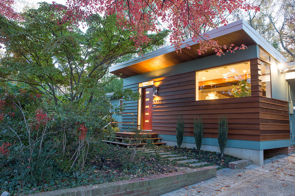 Inspiration pour une façade de maison marron vintage en bois de taille moyenne et de plain-pied avec un toit plat.