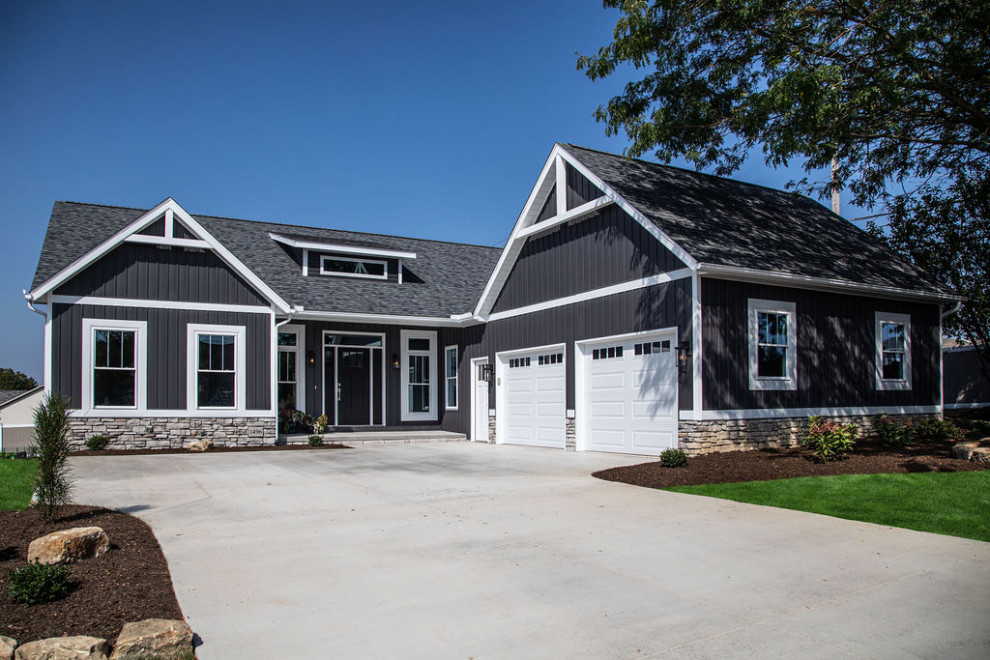 Cette photo montre une façade de maison grise nature de plain-pied avec un revêtement en vinyle et un toit en shingle.