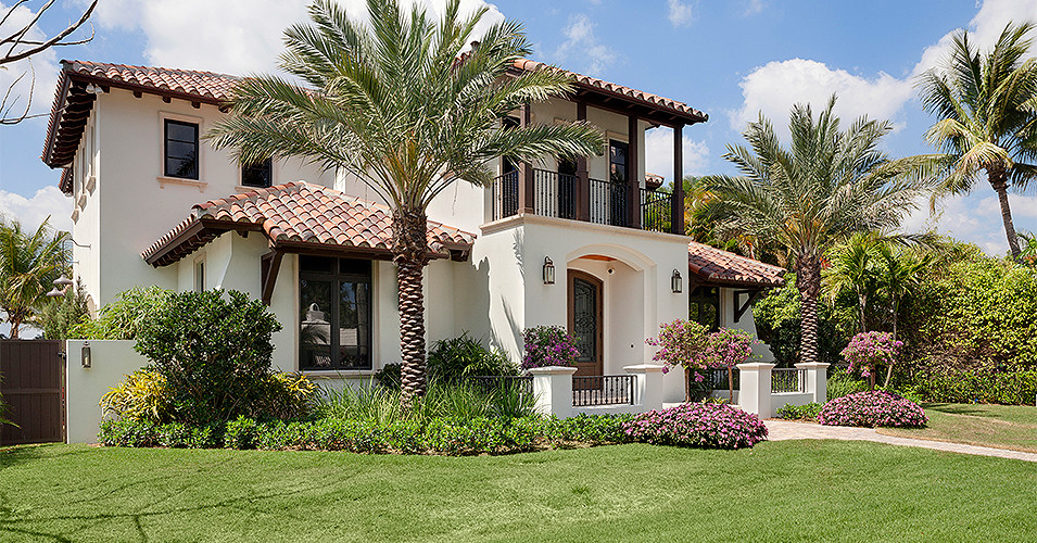 Geräumiges, Zweistöckiges Mediterranes Einfamilienhaus mit Betonfassade, beiger Fassadenfarbe, Walmdach und Ziegeldach in Miami