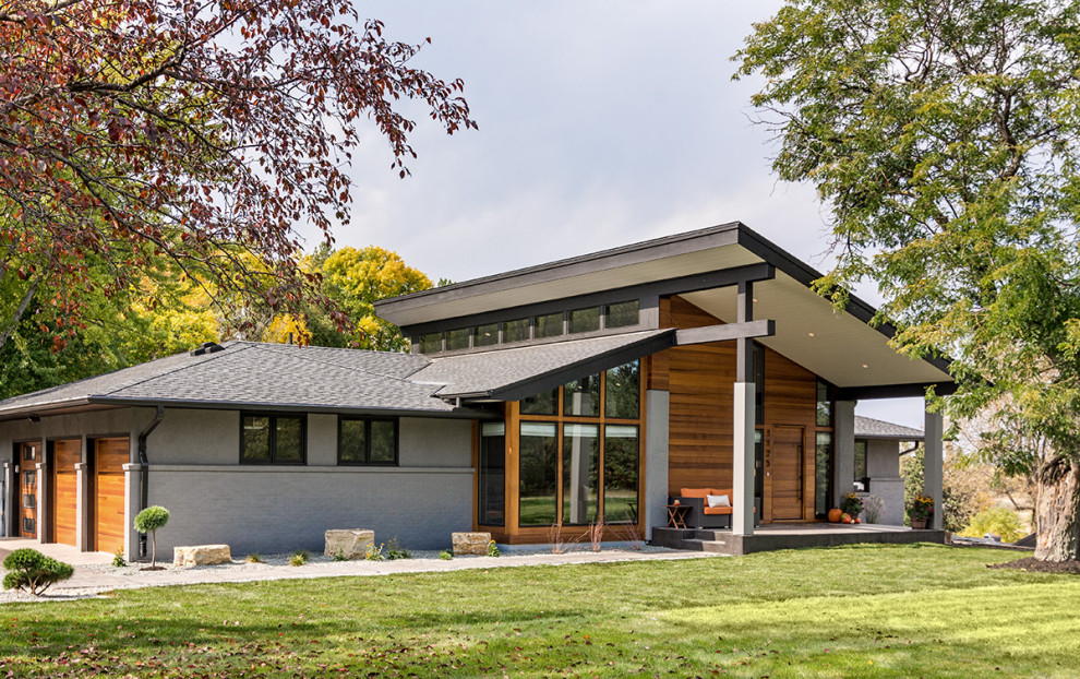 Свежая идея для дизайна: большой, двухэтажный, серый частный загородный дом в стиле ретро с крышей-бабочкой и крышей из гибкой черепицы - отличное фото интерьера