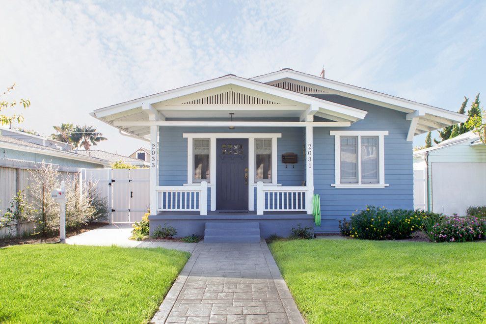 Immagine della facciata di una casa piccola blu american style a un piano con rivestimento in legno