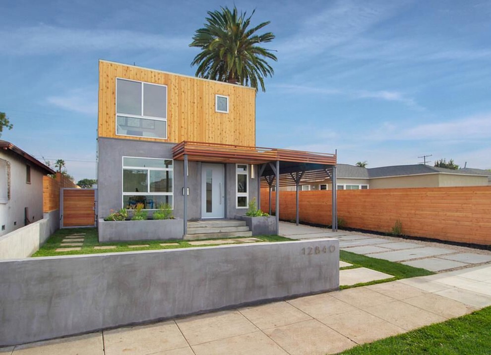 Ejemplo de fachada de casa multicolor minimalista grande de dos plantas con revestimientos combinados, tejado plano y techo verde