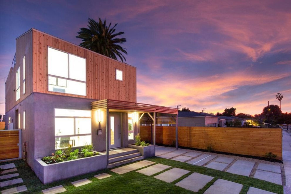 Пример оригинального дизайна: большой, двухэтажный, разноцветный частный загородный дом в стиле модернизм с комбинированной облицовкой, плоской крышей и зеленой крышей