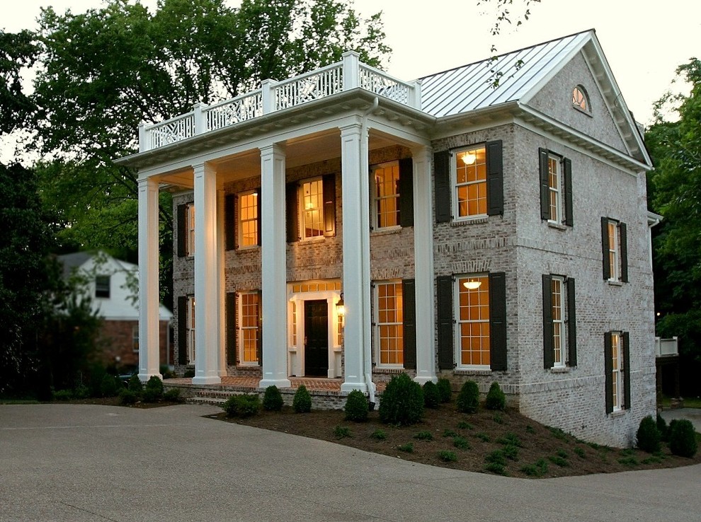 Foto della facciata di una casa classica con rivestimento in mattoni