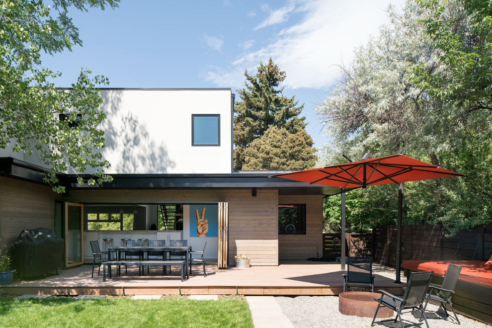 Diseño de fachada de casa minimalista de dos plantas con tejado de metal