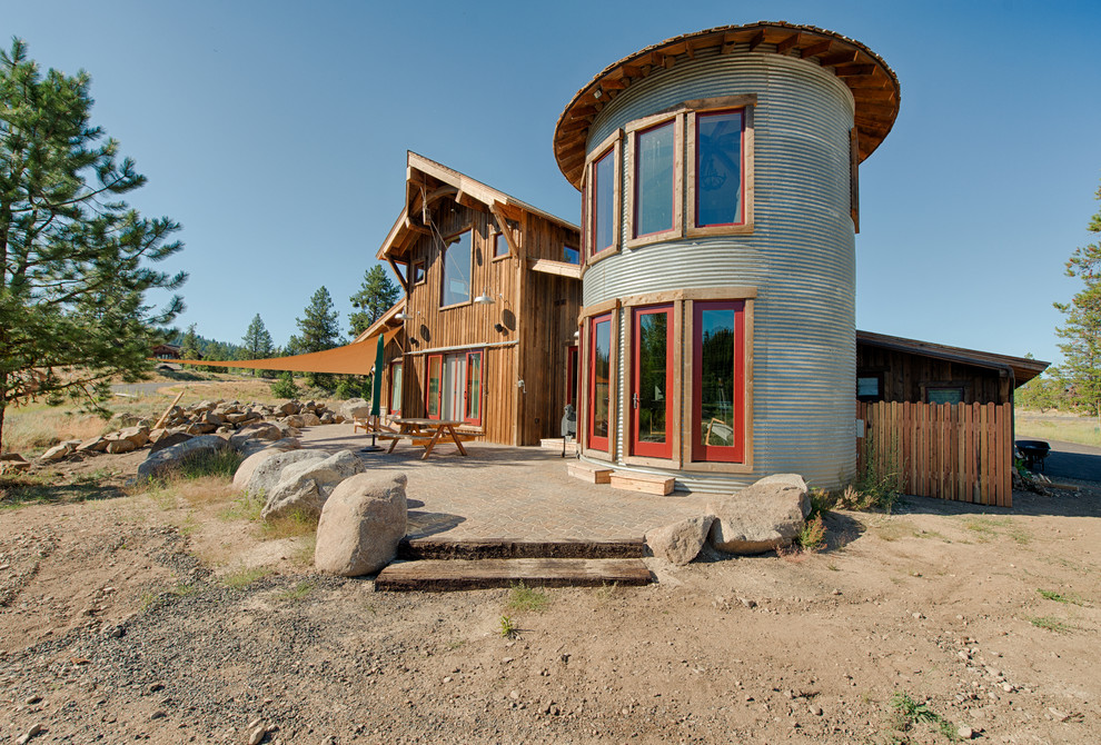 Zweistöckiges Uriges Haus mit Mix-Fassade und Satteldach in Boise