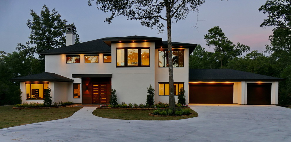 Идея дизайна: большой, двухэтажный, белый дом в современном стиле с облицовкой из цементной штукатурки и вальмовой крышей